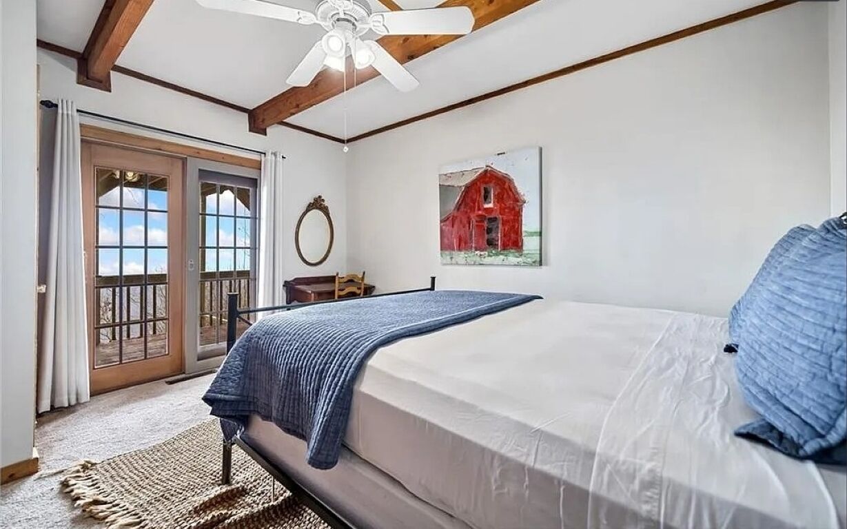 4 bedrooms, desk, iron/ironing board, travel crib