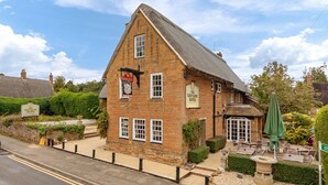Front of property - The Red Lion (Northampton)