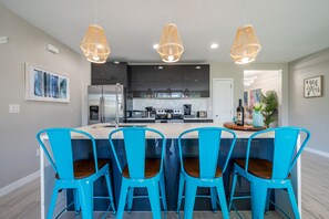 Fridge, microwave, oven, stovetop - Disney-Themed Home with Pool and Game Room (Kissimmee)