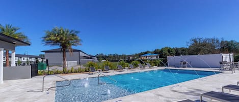 Piscina all'aperto, una piscina riscaldata