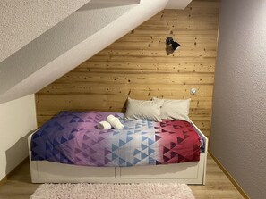 2 slaapkamers, reisbedje, beddengoed