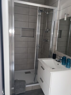 Douche, sĂšche-cheveux, serviettes fournies, papier toilette
