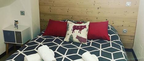 1 dormitorio, cuna de viaje, ropa de cama