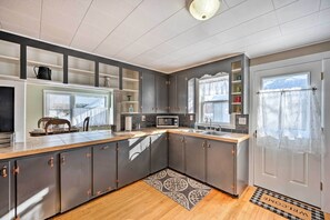 Kühlschrank, Mikrowelle, Herdplatte, Wasserkocher mit Kaffee-/Teezubehör