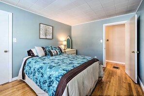 2 bedrooms, iron/ironing board, travel crib, internet