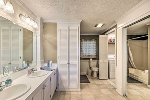 Articles de toilette gratuits, sèche-cheveux, serviettes fournies