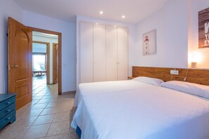 3 habitaciones y tabla de planchar con plancha 