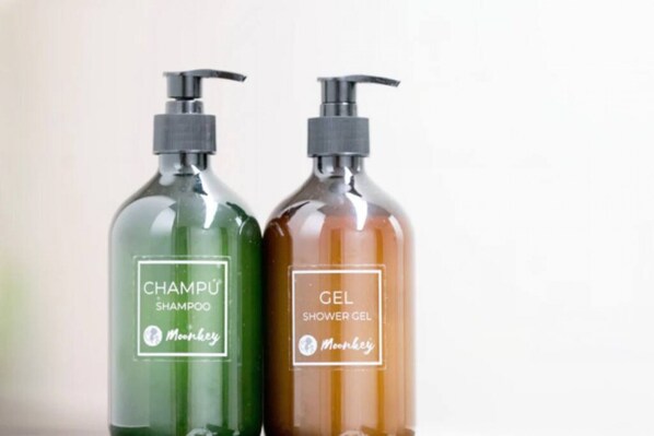 Two bottles of Monkey shampoo and shower gel. - Apartment El Mercado - Alicante Center (Alicante (Alacant))