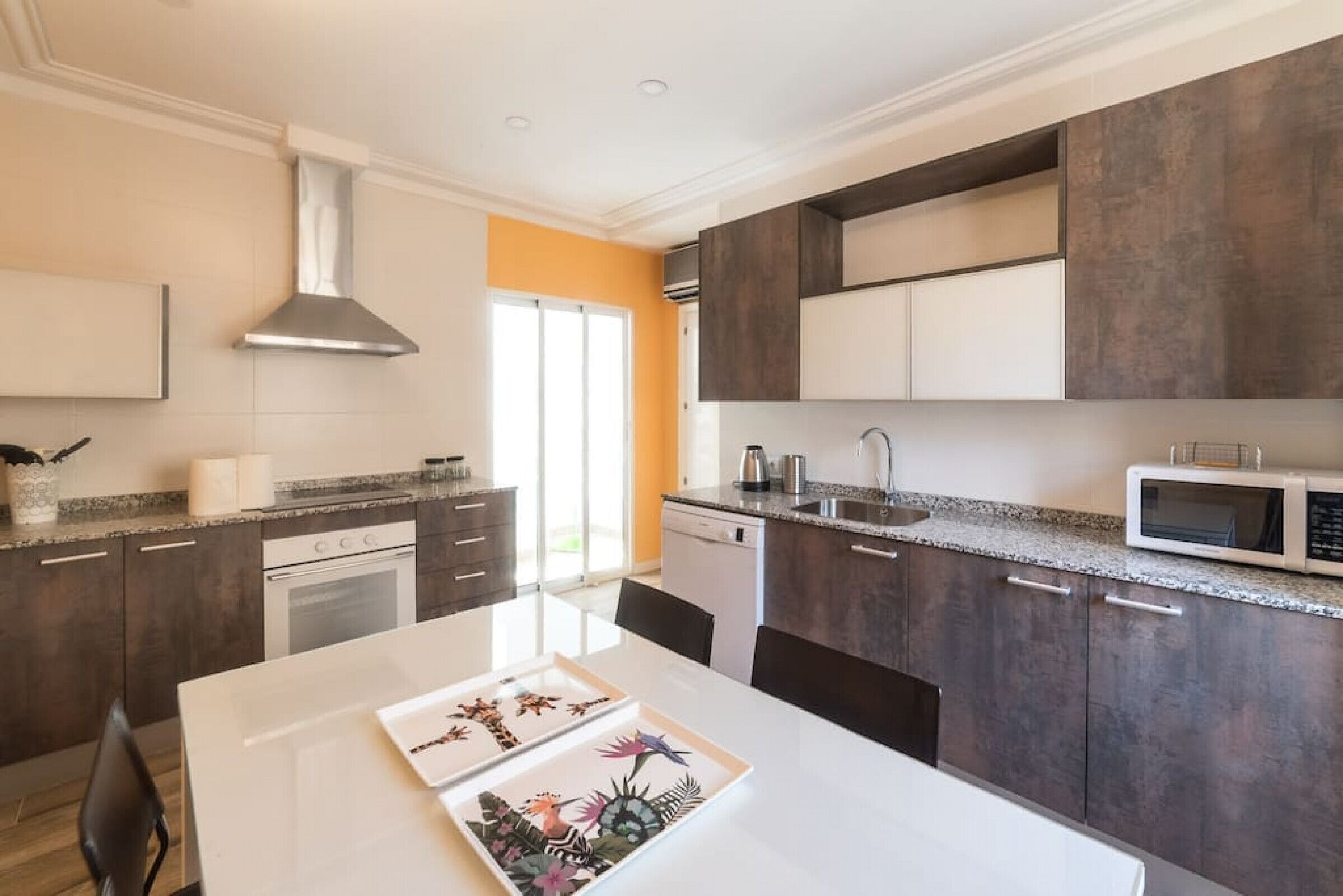 冰箱、微波炉、烤箱、炉灶