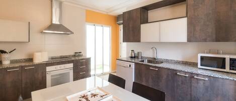 Køleskab, mikrobølgeovn, ovn, kogeplade