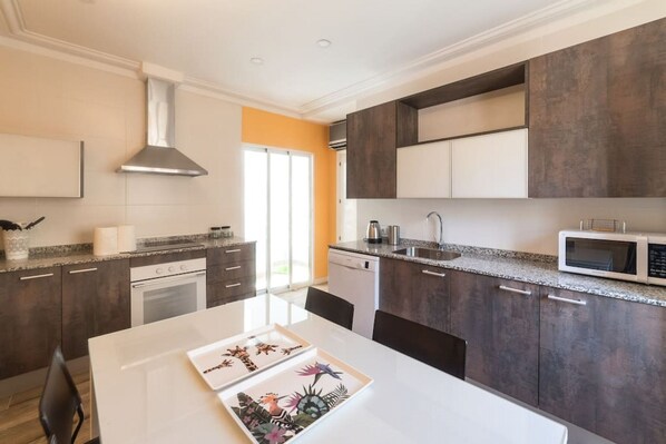 ثلاجة، ميكروويف، فرن، موقد طهي مسطح