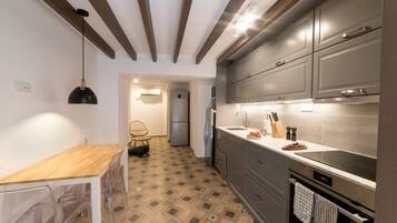 Een koelkast, een microgolfoven, een oven, een kookplaat