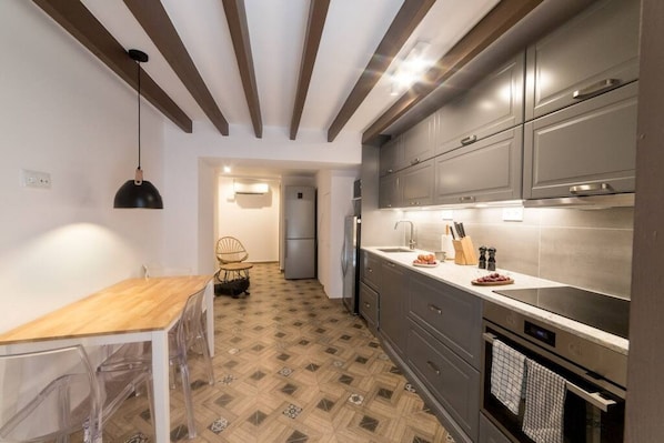 Réfrigérateur, micro-ondes, four, plaque de cuisson