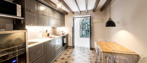 Jääkaappi, mikroaaltouuni, uuni, liesi