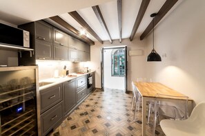 Fridge, microwave, oven, stovetop - 4-storey semi-detached house in the center of alicante (Alicante (Alacant))