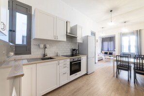 Kylskåp, mikrovågsugn, ugn och diskmaskin