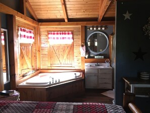 Badewanne, Haartrockner, Handtücher, Seife