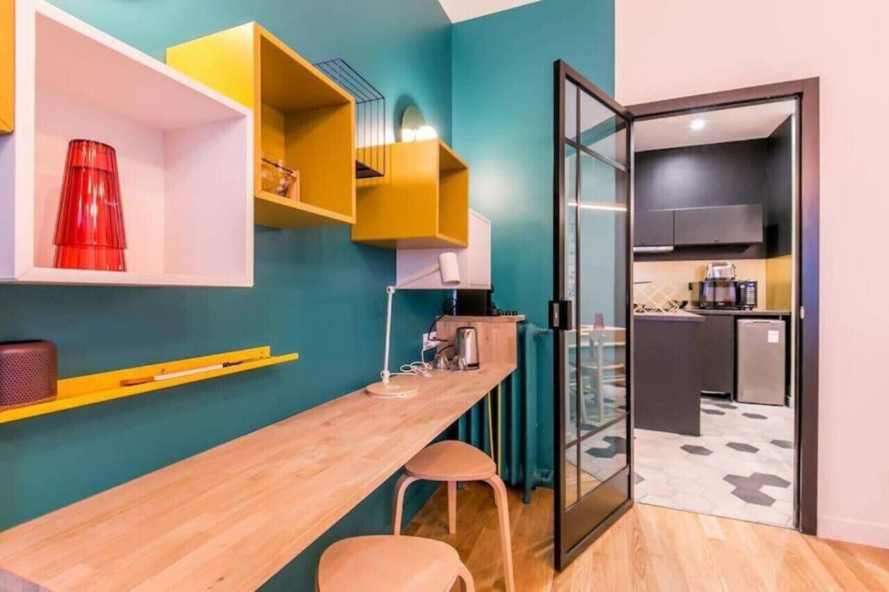 Refrigerador, microondas, lavavajillas y cafetera y tetera 