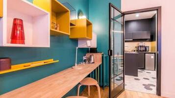 Refrigerador, microondas, lavavajillas y cafetera y tetera