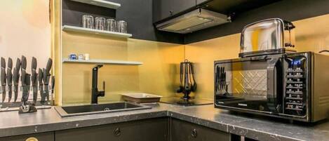 Réfrigérateur, micro-ondes, lave-vaisselle, cafetière/bouilloire