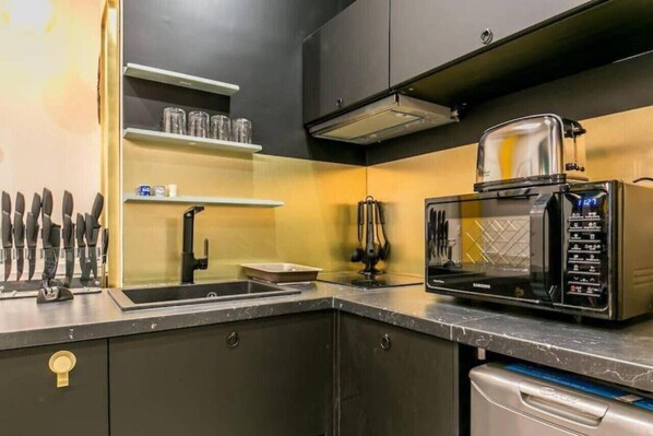 Køleskab, mikrobølgeovn, opvaskemaskine, kaffe-/temaskine