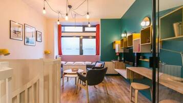 1 habitación, tabla de planchar con plancha, wifi y ropa de cama