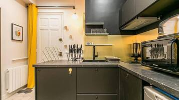 Refrigerador, microondas, lavavajillas y cafetera y tetera