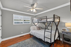 4 bedrooms, desk, WiFi - Oasis Pool, Outdoor Kitchen and Grill, Arcade Room, Movie Room, Sleep up to 13 (Fresno)