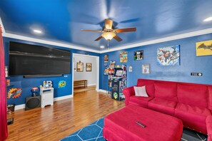Smart TV - Oasis Pool, Outdoor Kitchen and Grill, Arcade Room, Movie Room, Sleep up to 13 (Fresno)