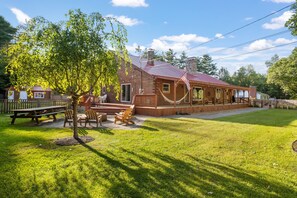A rustic log cabin with a porch, a picnic table, and a hammock. - Mad River Cabin – Cozy Retreat Near Skiing, Golf & Nature in Thornton, NH (Thornton)