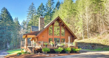 Luxe Cabin in the Woods: Walk to Lake!