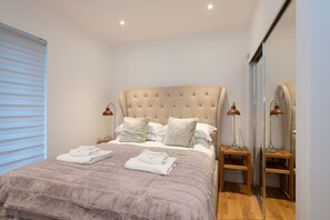 Apartment, 1 Queen Bed | 1 bedroom, iron/ironing board, free WiFi, bed sheets - 10 Loch View With Loch Views (Aberfeldy)