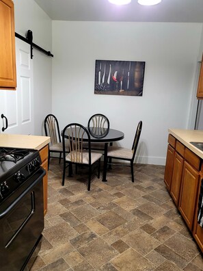 Fridge, microwave, oven, stovetop - Mthly Stay Discounts & Pet Friendly Downtown Lansing Sparrow Hospital (Lansing)