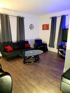 Smart TV - Mthly Stay Discounts & Pet Friendly Downtown Lansing Sparrow Hospital (Lansing)