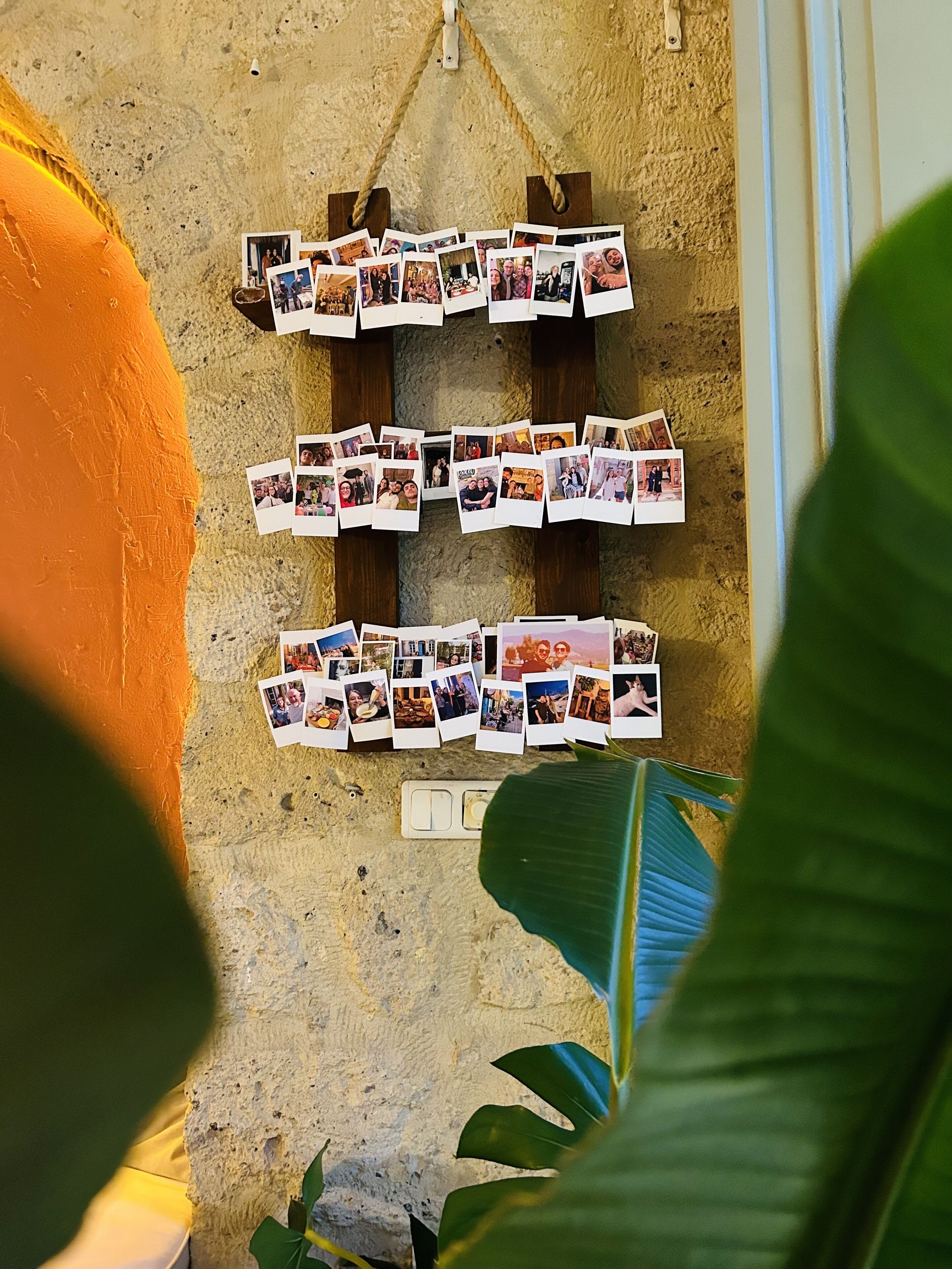 Un mur orné d’une série de photos disposées en forme de grille.