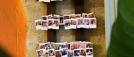 Un mur orné d’une série de photos disposées en forme de grille.
