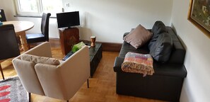 Televisor, futbolí i taula de tennis de taula