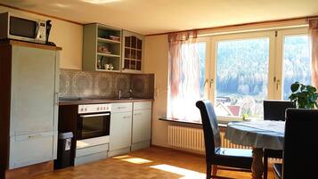 Kühlschrank, Mikrowelle, Herdplatte, Wasserkocher mit Kaffee-/Teezubehör