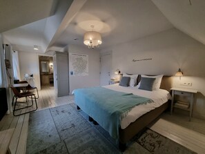 Escritorio, espacio para trabajar con laptop y wifi gratis 