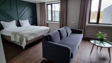 Phòng 3 Executive | Bàn, khu vực làm việc phù hợp cho laptop