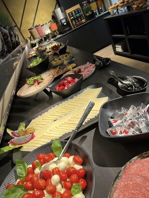 Café da manhã continental todos os dias (EUR 22 por pessoa) 