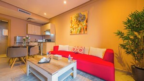 Svit Deluxe - 2 queensize-sängar | Vardagsrum | 48-tums smart-tv med satellitkanaler, Netflix och streamingtjänster