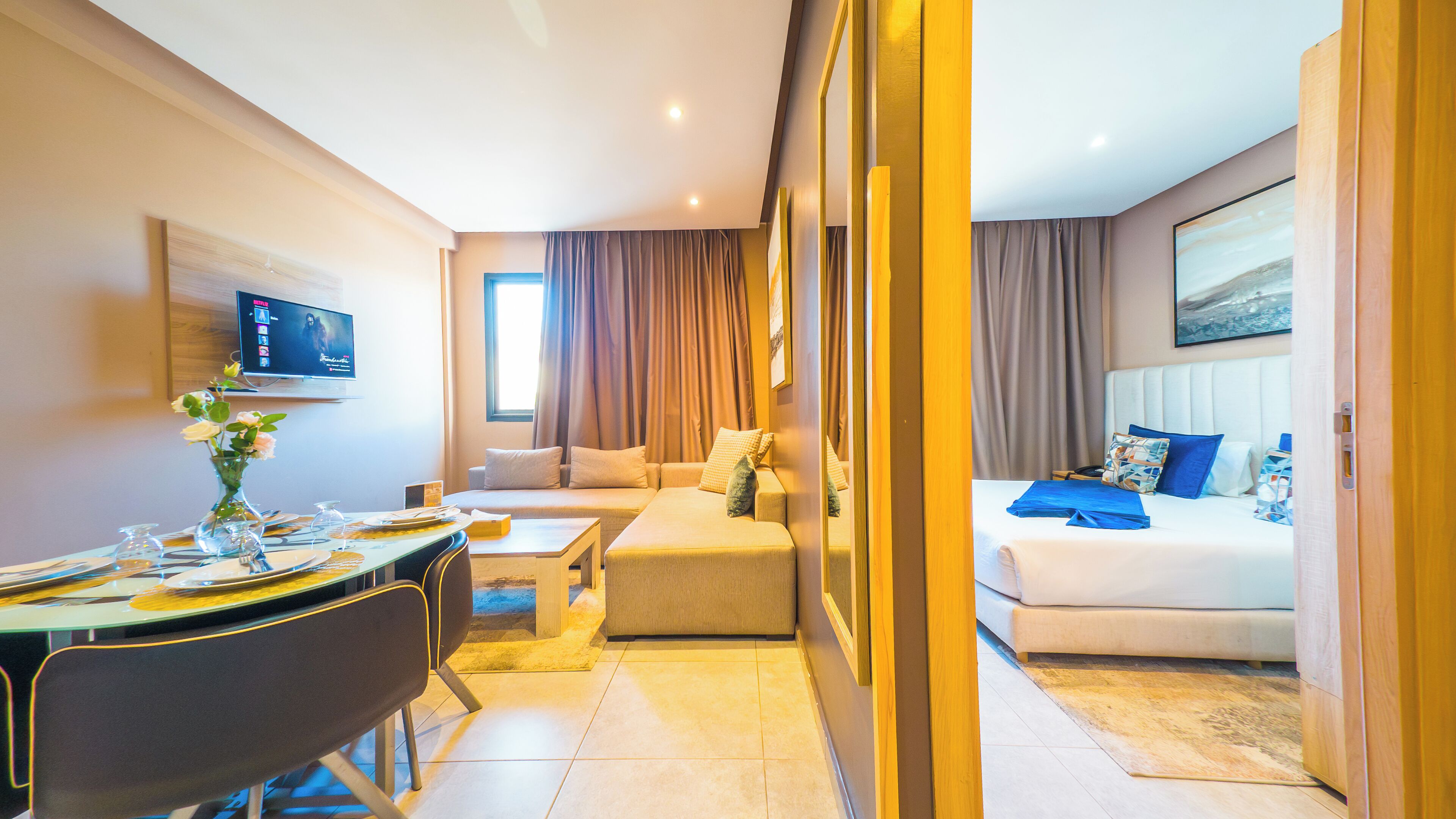 48-英寸智能电视（配备卫星频道）、Netflix、流媒体服务