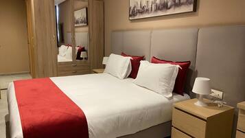 Ein Hotelzimmer mit einem großen Bett, einem Nachttisch, einem Spiegel und einem Stadtbild an der Wand.