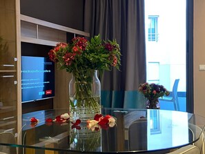 48-tums smart-tv med satellitkanaler, Netflix och streamingtjänster