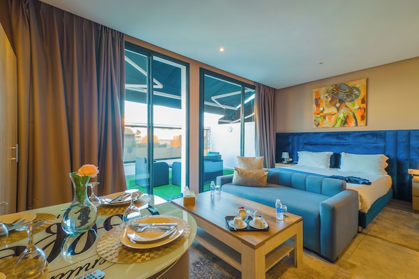 Hypo-allergenic bedding, Select Comfort beds, in-room safe