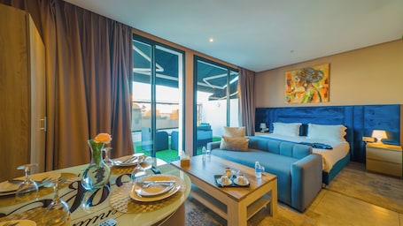 Estúdio luxo | Roupas de cama antialérgicas, camas Select Comfort, cofres nos quartos