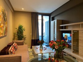 Deluxe-svíta - 2 meðalstór tvíbreið rúm | Stofa | 48-tommu snjallsjónvarp með gervihnattarásum, Netflix.