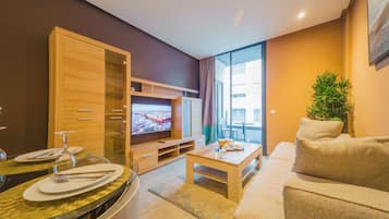 Deluxe Suite | Living area | 48-inch Smart TV with satellite channels, Netflix, streaming services