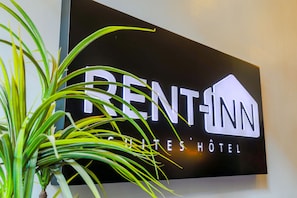 A sign for RENT-INN Suites' Hotel.